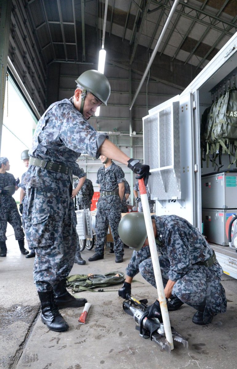 ＃第20高射隊 は、9月1日（月）の ＃防災の日 にあわせ、災害発生時に使用する給水装置、人命救助システム、夜間にヘリコプターの着陸を誘導する装置等の操作要領を演練し、隊員個々の基礎的な対処能力を向上させました。
＃航空自衛隊 ＃八雲分屯基地 ＃関東大震災 ＃災害派遣