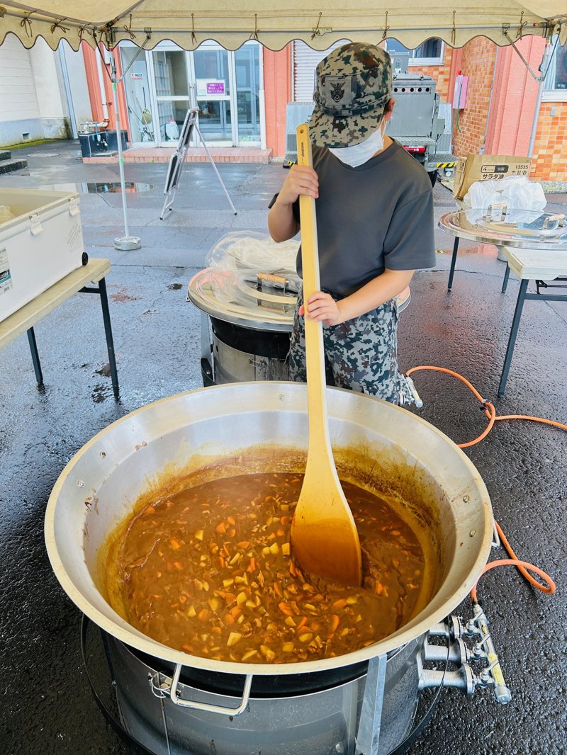 ＃第20高射隊 は、9月2日（火）に、＃八雲町立熊石中学校 及び ＃八雲町立熊石小学校 が実施する「1日防災教室」にて ＃炊き出し 支援を行い、＃カレーライス 🍛及び ＃空自空上げ 🍗を参加する生徒及び教職員の方々に提供しました。
＃航空自衛隊 ＃八雲分屯基地 ＃八雲町 #防災