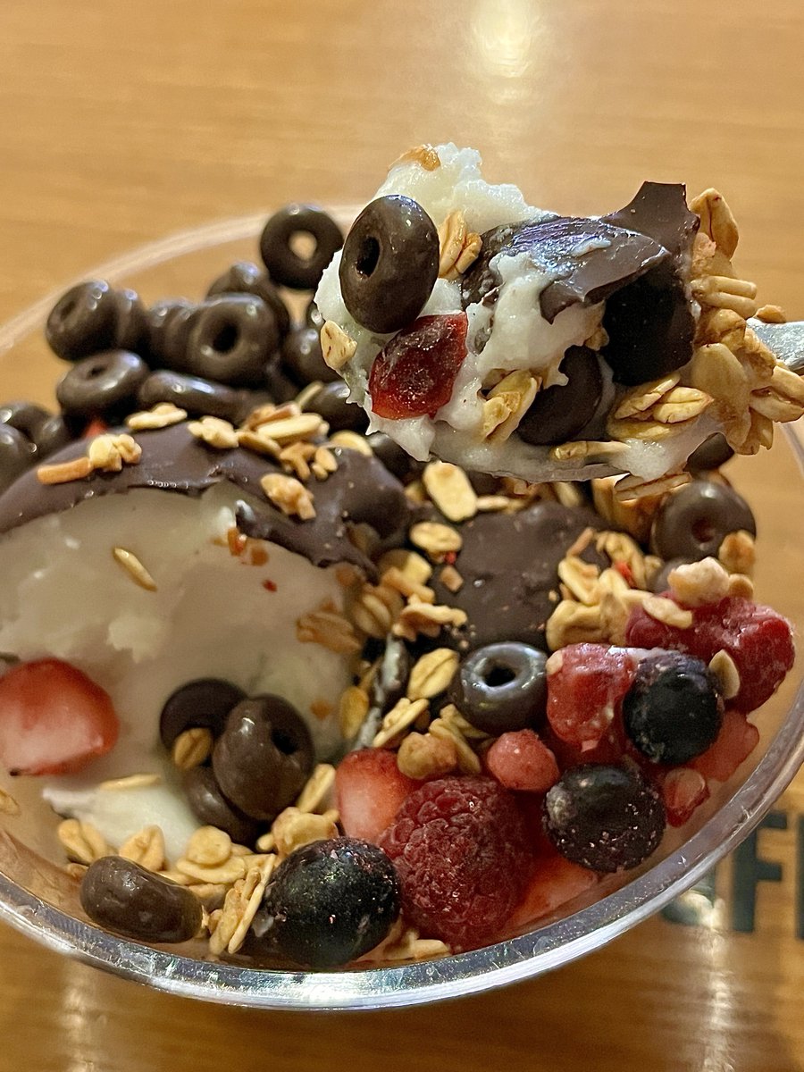 메가커피 요거젤라또 초코베리믹스 초코링 추가
4200원이라니 말도 안 된다고.. 나 맨날 먹을 거라고… 어떤요거트 비싸서 못 먹는 사람에게ㅜ 한 줄기 빛 아니고 개큰폭죽같은 메뉴의 등장