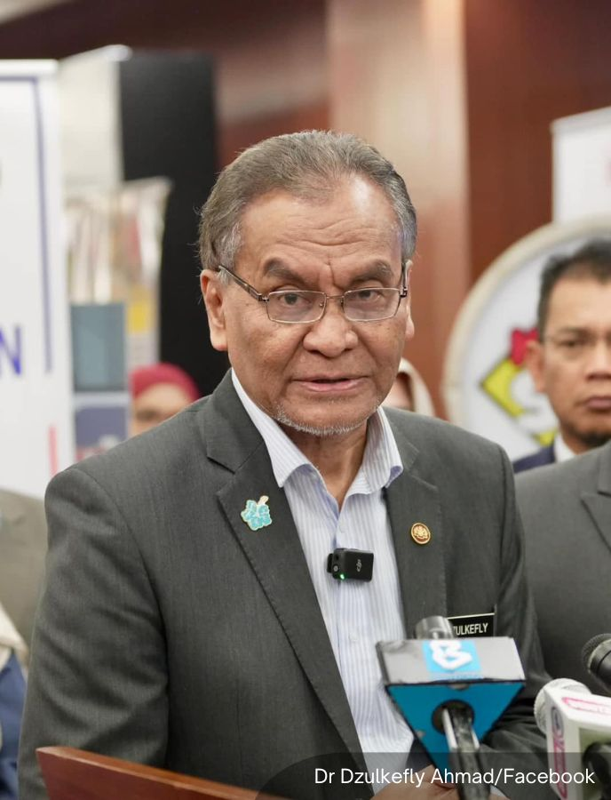 NewsBFM's tweet photo. Putrajaya is preparing to implement a full ban on the sale of electronic cigarettes and vaping products.

“This will be carried out in phases, starting with the ban on open systems, and eventually covering all forms of vape products,” said Health Minister Dzulkefly Ahmad.

🧵1 https://t.co/Rzs7od5YfT