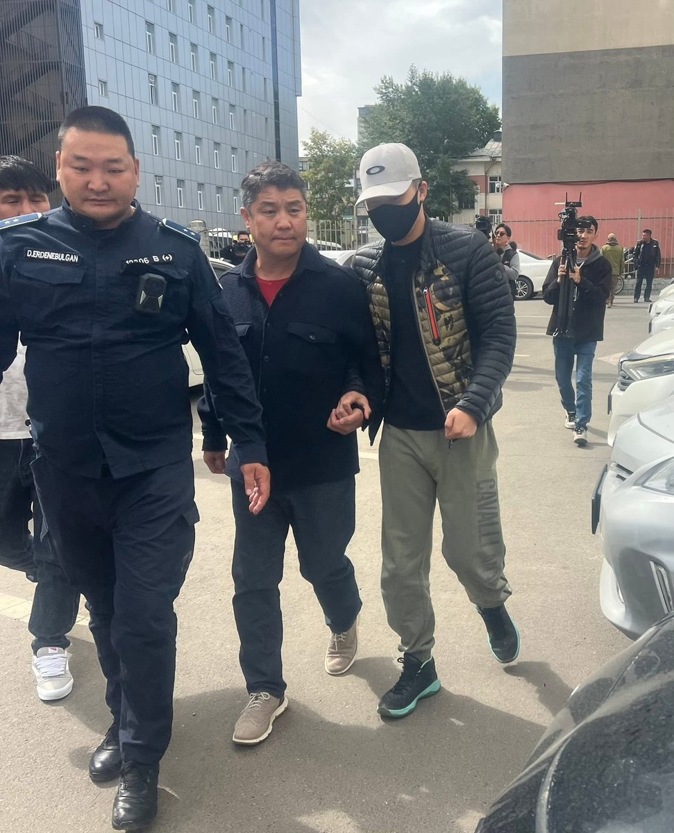 Энэ бол эмгэнэл бас гутамшиг үхтэлээ зодуулсан хүүгээ хөтлөөд хамаг томчуудын эсрэг тэмцэж буй аав

дахиад эрхэнд нь халдсан шийдвэр гаргалтанд оролцох гээд хөлөө зөөж ядаад явж байгаа хохирогч. Монголд л ийм дүр зураг харагдана‼️
