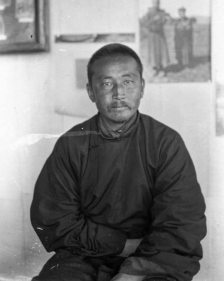 Бямбын Ринчен: 1937 оны хэлмэгдүүлэлтээс өмнө Монгол хүн бүр зоригтой, гудамжаар яваа хүнийг ажихад их сайхан зоримог харцтай, хийморь золбоо төгс харагддаг сан. 1940 он болоход бүх хүний хулхи нь бууж гөлөн гөлөн хийсэн харцтай болсон доо...