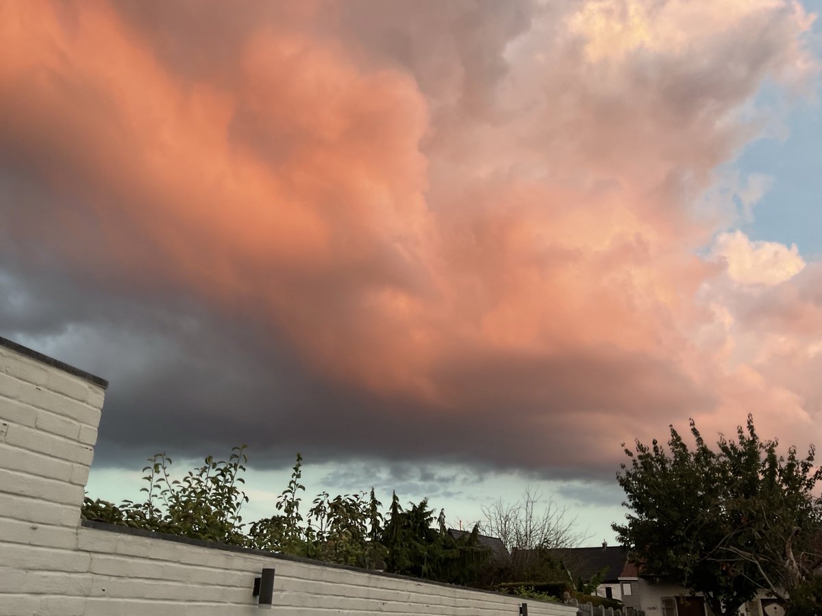 Goede morgen, ja de bloedmaan heb ik gemist maar deze mooie wolken maken het goed. Indrukwekkend. 😳
