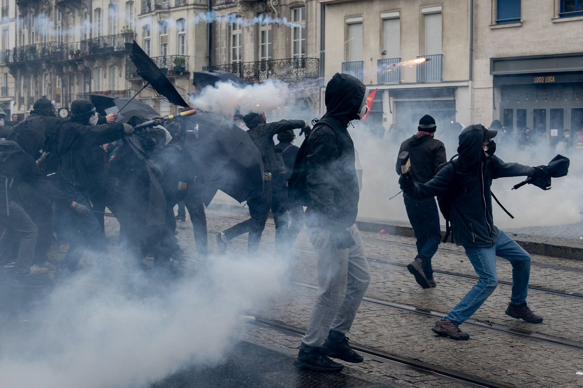 🚨🚨Premiers éléments sur le mouvement du 10 septembre.

Les premières heures du mouvement "Bloquons tout" ont vu des dizaines de tentatives de blocage (périphérique, lycées, autoroutes, sites Amazon...) menées par les militants les plus radicaux de l'ultragauche, qui compte en