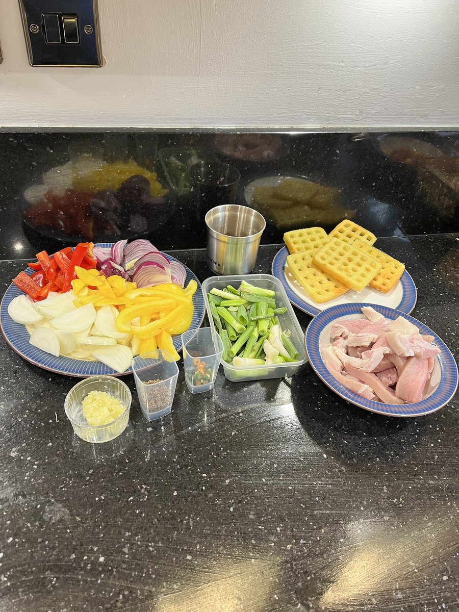 lee_wilkinson2's tweet image. 💥 This was fun to make. I’m a big kid at heart so including potato waffles in a salt and pepper stir fry was a lovely twist away from the usual chips! Enjoy 😀
 
🌟💫 Recipe and ingredients here: vm.tiktok.com/ZNdbhW7pr/
 
#WilkoCooks #Homemade #KitchenHack #ChineseTakeaway #FYP