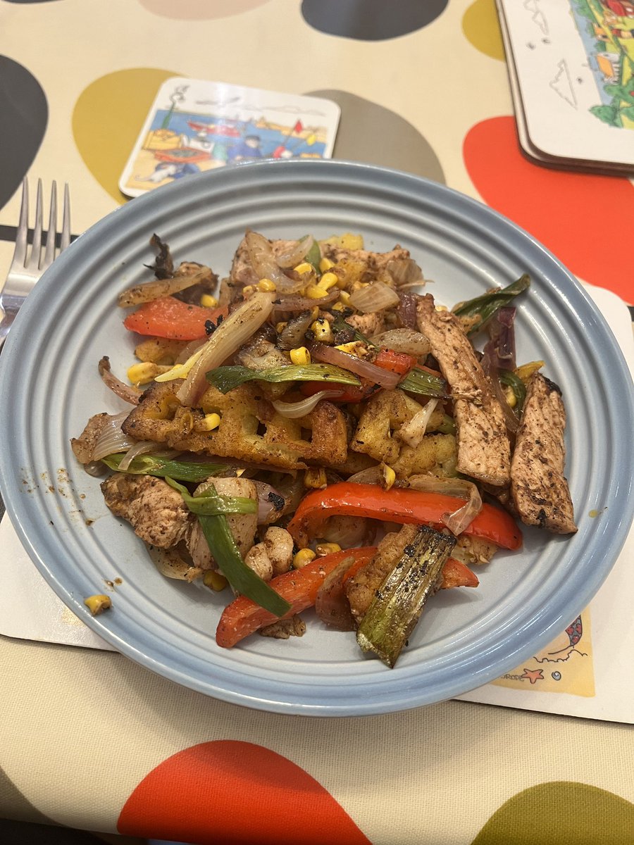 lee_wilkinson2's tweet image. 💥 This was fun to make. I’m a big kid at heart so including potato waffles in a salt and pepper stir fry was a lovely twist away from the usual chips! Enjoy 😀
 
🌟💫 Recipe and ingredients here: vm.tiktok.com/ZNdbhW7pr/
 
#WilkoCooks #Homemade #KitchenHack #ChineseTakeaway #FYP