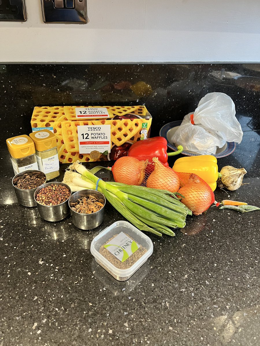 lee_wilkinson2's tweet image. 💥 This was fun to make. I’m a big kid at heart so including potato waffles in a salt and pepper stir fry was a lovely twist away from the usual chips! Enjoy 😀
 
🌟💫 Recipe and ingredients here: vm.tiktok.com/ZNdbhW7pr/
 
#WilkoCooks #Homemade #KitchenHack #ChineseTakeaway #FYP