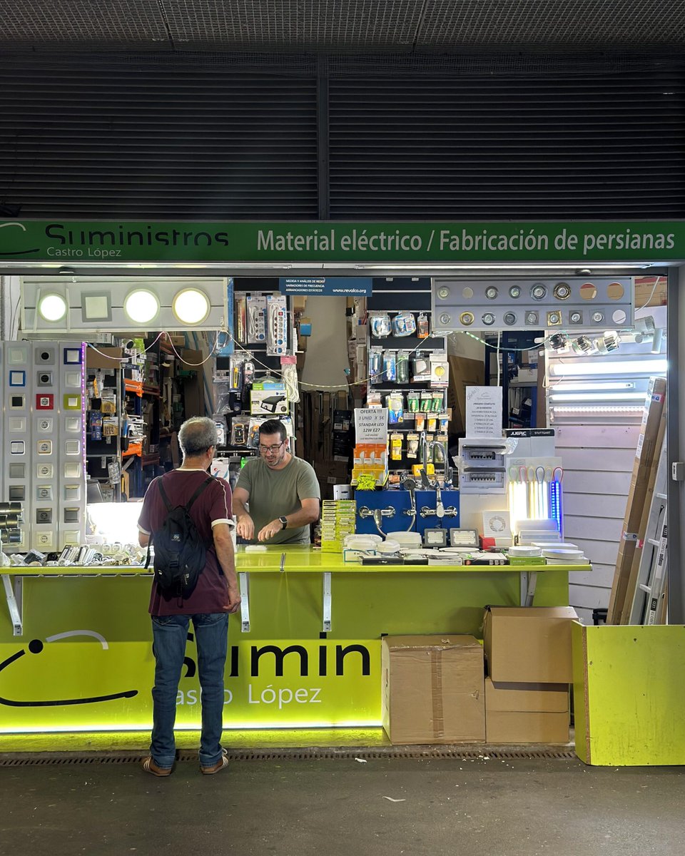 Avui coneixem en Xavi, de Subministraments Castro López, 📍parada núm. B664-665, dels Encants Barcelona.

Segona generació d'encantistes. Especialistes en material elèctric🔌 i il·luminació💡 industrial, tant per a professionals com per a particulars.

@mercatsbcn