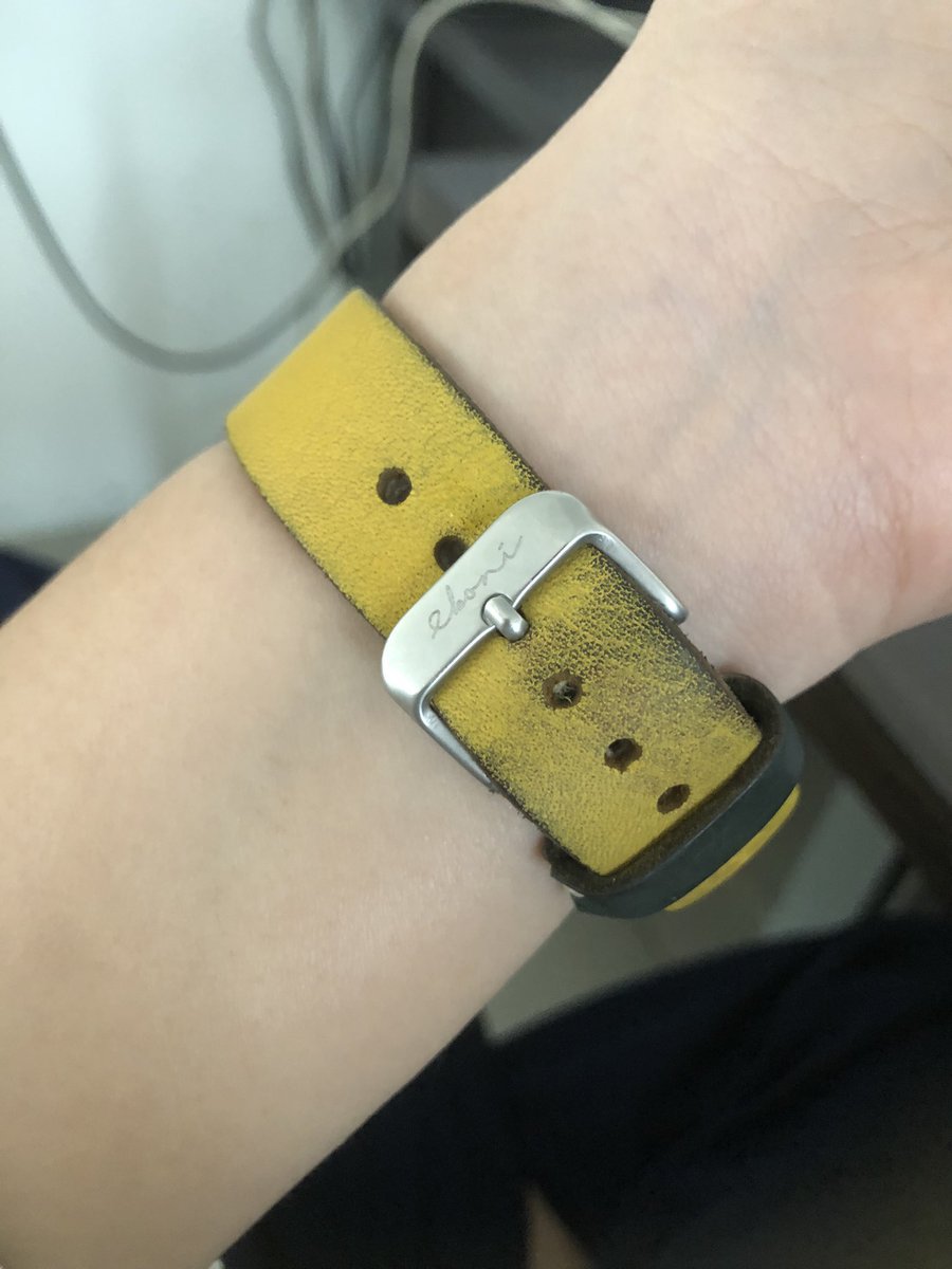 garyoupix's tweet photo. Halo min @eboniwatch  bisa bantu infokan kontak cs eboni aku mau ganti strap
Padahal Jam nya baguss bgt tpi strap ny udh pudar  🥹 https://t.co/lr0Fh6yHEp
