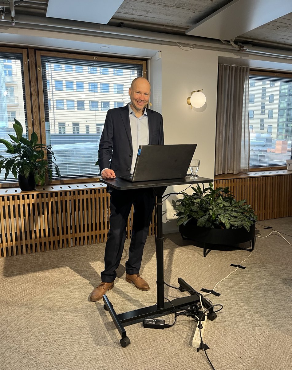 Mitä korkeasti koulutetut maahanmuuttajanaiset ajattelevat suomalaisesta työelämästä ja työnhausta?  

Vanhempi tutkijamme <a href="/rolle_alho/">Rolle Alho</a> kertoo seuraavaksi tuloksia <a href="/STTKMikonkatu/">STTK</a> ja E2 Tutkimuksen julkistustilaisuudessa.

Hyppää striimin äärelle nyt 👇sttk.fi/2025/08/21/mil…