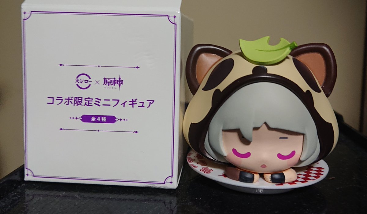 emblem_m's tweet photo. スシローに原神コラボ食べに行ってきた。
コラボミニフィギュアは早柚が当たった。
クオリティが高いが、フィギュア独特の匂いが少し気になる。箱に戻さずに匂いが消えるまで出しとく。

２つ横のカウンター席の客が、明らかにお一人さまなのに複数個コラボドリンク頼んでた。 https://t.co/DVQqpp2IhD