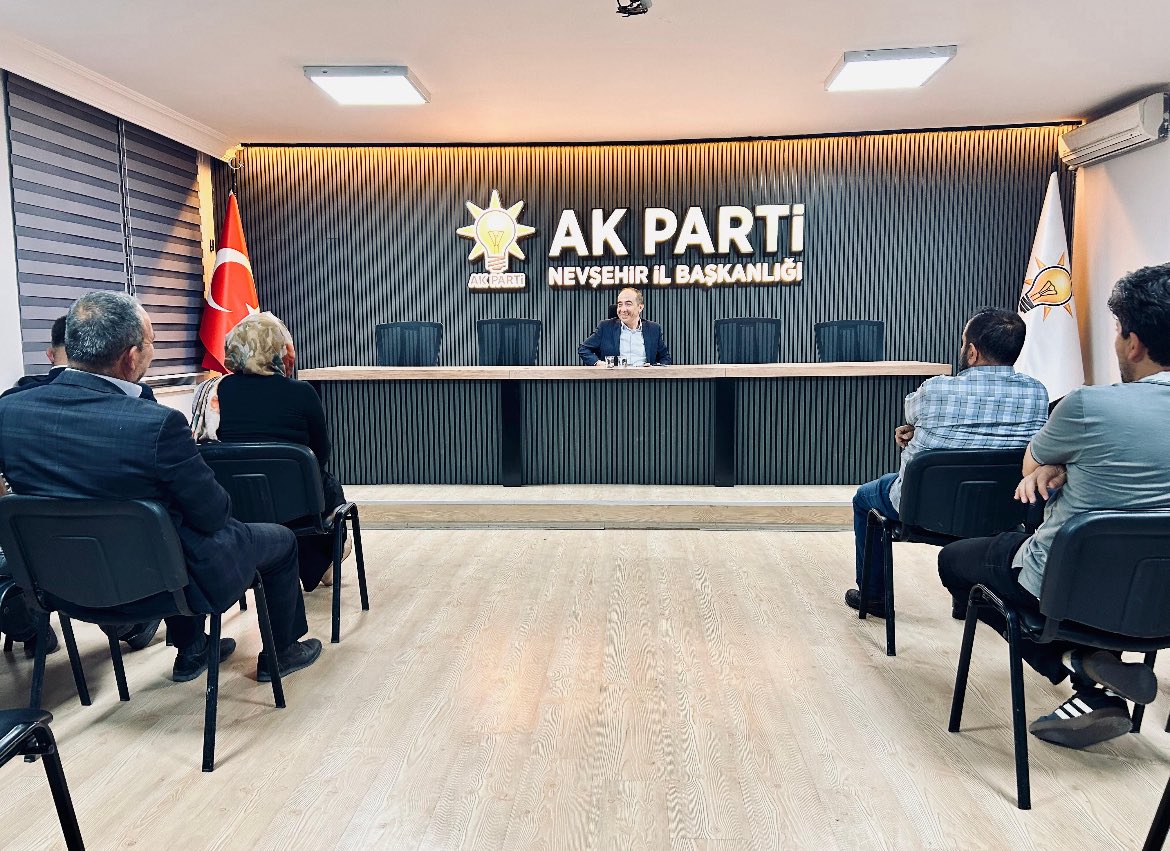 merkezilcenev's tweet photo. Merkez İlçe Başkanlığı olarak Haftalık olağan toplantımızı gerçekleştirdik. Ortak hedeflerimiz doğrultusunda yeni adımlarımızı belirledik. İnançla, azimle ve birlik içinde çalışmalarımıza devam ediyoruz.
@MvSuleymanOzgun 
@EmreCaliskan_50 
@av_mfa 
@SSonugelen https://t.co/HtNd4M8KjB