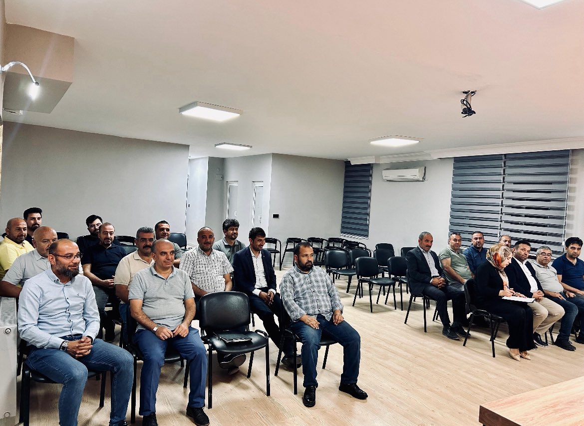 merkezilcenev's tweet photo. Merkez İlçe Başkanlığı olarak Haftalık olağan toplantımızı gerçekleştirdik. Ortak hedeflerimiz doğrultusunda yeni adımlarımızı belirledik. İnançla, azimle ve birlik içinde çalışmalarımıza devam ediyoruz.
@MvSuleymanOzgun 
@EmreCaliskan_50 
@av_mfa 
@SSonugelen https://t.co/HtNd4M8KjB