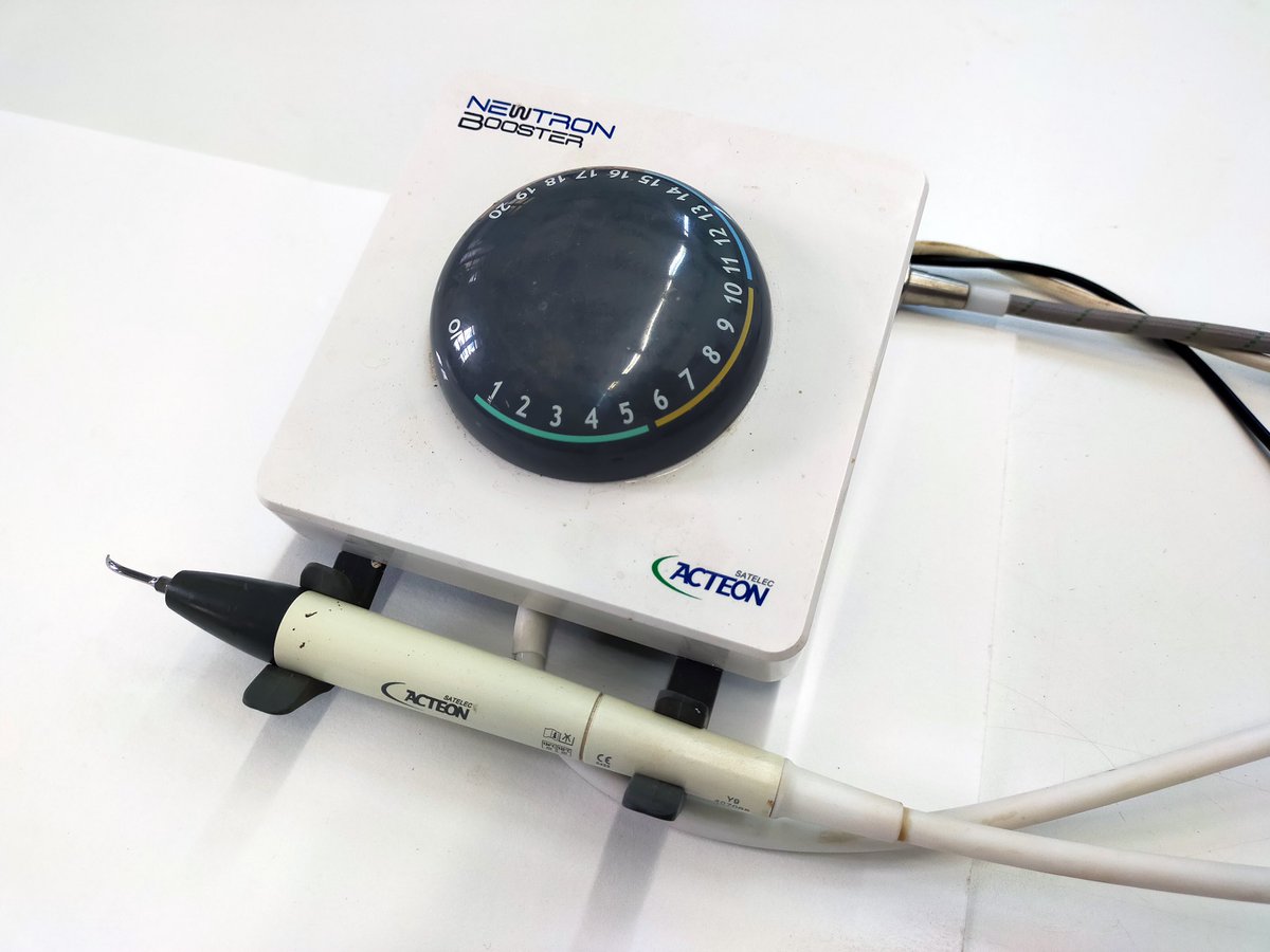 muprevalencia's tweet photo. 🦷 Si heu anat alguna vegada al dentista segur que vos resulta familiar l'instrument dels #Essencials de #RestauraMupreva de hui 👩🏻🔬
De la mateixa forma que s'usa per a netejar dents, el #LlapisDultrasons és una eina molt útil en la neteja d'alguns materials arqueològics 🦴 ✍️ https://t.co/fK9tWLW4bF