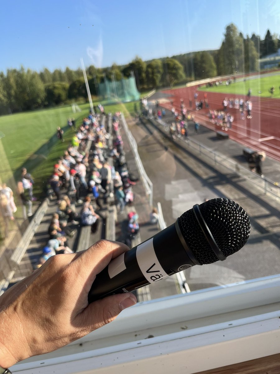 Lieksan koulujen mestaruuskilpailut. Pääkatsomo lähes täynnä jengiä. #yleisurheilu #kuuluttajat #lieksa