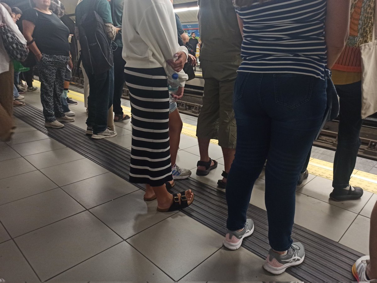 mipatiomusical's tweet photo. El servicio de metro es deficiente e insostenible!!! Andenes llenos de gente y vagones a rebosar. 8:37h de la mañana. El privilegio del trabajador! ¡Llegar tarde a trabajar! 
¿Alguna solución? ¿Mayor frecuencia? #Linea2 #Linea3 @metro_madrid @ComunidadMadrid https://t.co/vltY0KxRLh