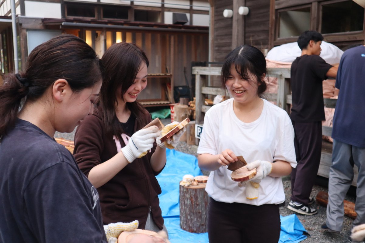高知県梼原町にある「AOYAMAの森」で、学生の方を対象とした『SDGsオープンカンパニー』を行いました🍀

植樹体験や森づくり活動について🌱
学んだ学生の方からは…
「活動メインのプログラムで実際の現場を見ながら学ぶことができた！」
「アウトプットの時間もあり、理解がより深まった。」