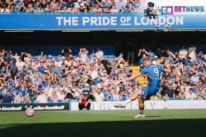gobetasiaofc's tweet photo. Cedera Liam Delap Gak Serius, Gak Perlu Operasi! Chelsea Lega Banget!

Gobetnews – Gobetmania Bro, Chelsea sempat deg-degan banget waktu Liam Delap cedera hamstring pas lawan Fulham sebelum jeda internasional. Awalnya sih dokter klub bilang cedera Delap lumayan parah dan bisa bikin dia absen sampai akhir tahun.

Kehilangan Delap jelas bikin pelatih Enzo Maresca pusing, soalnya stok striker jadi tipis banget. Tapi kabar terbaru nih, Delap gak perlu operasi, bro!

Delap Aman dari Meja Operasi
Menurut laporan The Athletic, Delap udah dapet lampu hijau buat jalani pemulihan tanpa harus operasi. Jadi proses rehabnya bisa lebih natural dan gak ribet.

Tapi jangan seneng dulu, Delap baru bisa mulai latihan penuh paling cepat November nanti. Chelsea berharap dia bisa balik pas musim lagi panas di akhir tahun, apalagi ada laga penting lawan Newcastle tanggal 20 Desember.

Pedro dan Guiu Jadi Andalan Chelsea
Sementara Delap istirahat, Enzo Maresca ngandelin Joao Pedro sama Marc Guiu buat ngisi lini depan. Pedro lagi on fire banget, udah cetak 5 gol dari 6 pertandingan.

Guiu yang baru balik dari pinjaman di Sunderland juga dapet kesempatan lebih buat nunjukin skillnya. Walau baru main 83 menit di Premier League, dia siap jadi pelapis Pedro.

Selain mereka, ada juga Tyrique George yang bisa jadi opsi cadangan. Tapi yang pasti, Pedro dan Guiu jadi andalan utama buat serangan Chelsea sekarang.

Baca Juga : Anjlok Parah! Timnas Indonesia U-23 yang Pernah Juara 4 Asia Kini Gagal Lolos Kualifikasi

Pokoknya, bro, kabar baik buat Chelsea dan fansnya nih! Semoga Delap cepet pulih dan bisa balik ngegas lagi di lapangan!