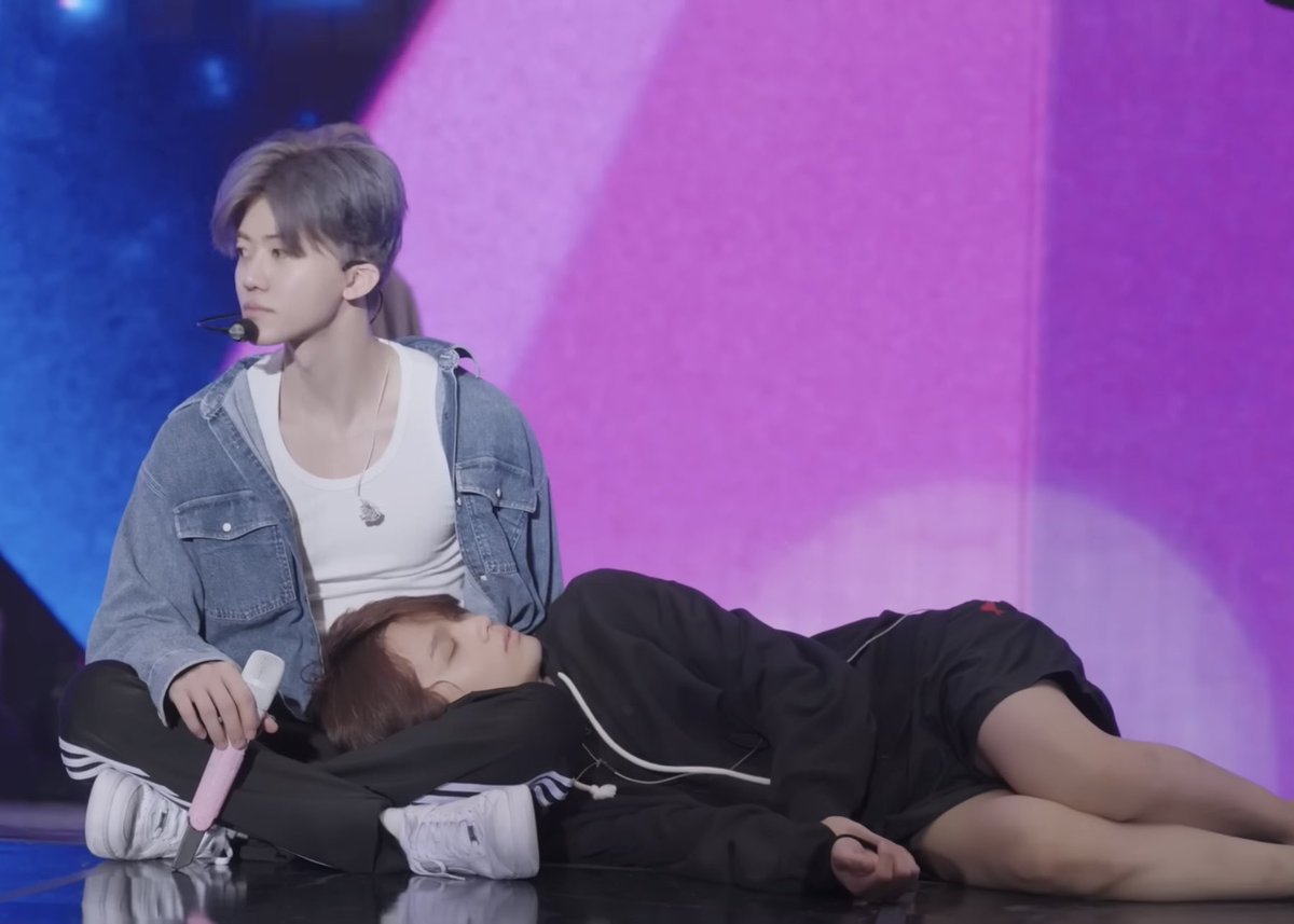 เหมือนได้ยินเสียงออกมาจากภาพว่า “นี่ก็หลับสบายเลย ขากูเป็นตะคริวหมดละ ลุกก็ไม่ได้ขยับก็ไม่ได้ เดี๋ยวงอนกูอีก ใครรักสบายก็อย่าคิดมีเมียนะครับ ดูผมเป็นตัวอย่าง”