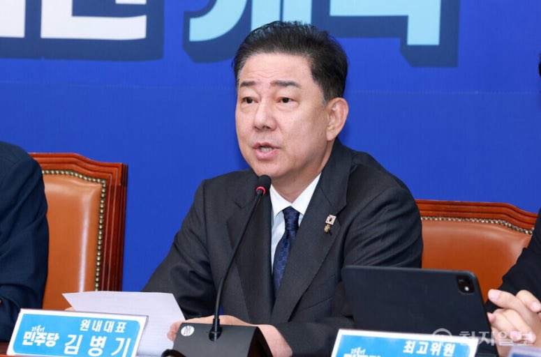 언론에 십자포화로 두들겨 맞아 죽을뻔 한거 당원들이 구출해주니까 뒤에서 ‘야합’을 했어?

이번에 #뉴스타파 차남 의혹 어떻게 스스로의 능력으로 돌파하는지 보겠다. 

민주당에서는 잊지말아야 하는 사실! 야합하면 죽는다. 이제 직구 들어간다.