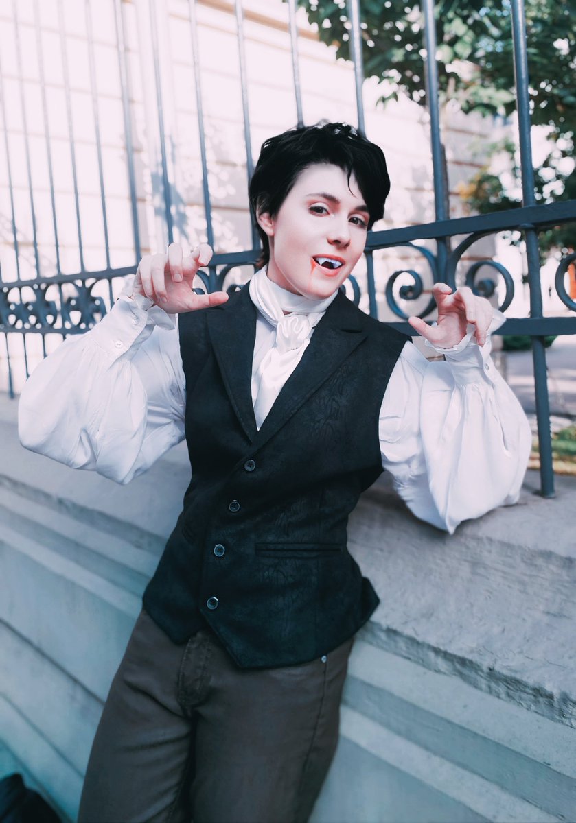 ebaker___'s tweet image. 🍷🦇
#whatwedointheshadows 
#cosplay
#viago