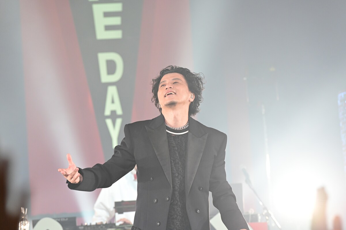 natalie_mu's tweet image. 【ライブレポート】KREVA

#クレバの日 に7年ぶりライブ開催
アンコールなしのぶっ通しで26曲披露

「出て行って拍手待って戻ってくる時間あったら2曲やれるから」
natalie.mu/music/news/639…

OZROSAURUS・MACCHOとまさかのまさかの電撃コラボも実現

#KREVA #OZROSAURUS