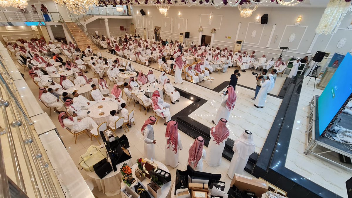 تكريم وتوديع الشيخ حسين بن حاسر كليبي بعد خدمة 27 عاماً

قناة الأنباء الأولى: موسى الكليبي

أقام مجمع السويدية التعليمي بمحافظة أحد المسارحة بمنطقة جازان، أمس الثلاثاء، حفلاً لتكريم وتوديع وكيله الشيخ الأستاذ حسين بن حاسر كليبي، بعد أن أمضى 27 عاماً في خدمة التربية والتعليم، قدّم