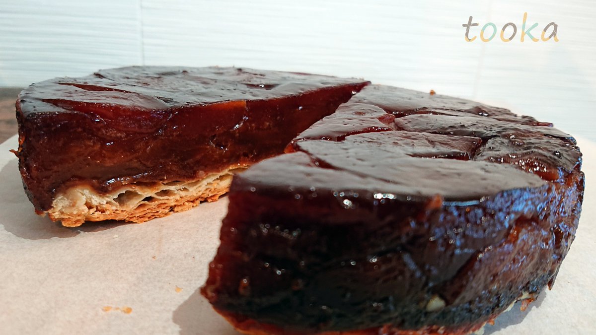 planet_iego's tweet photo. まだ紅玉は出ていなかったけど、今季初のタルト・タタン🍎（Tarte Tatin）
りんごが割とフカフカしていたので、ペクチンを足してじっくり時間をかけて焼いた
割と理想に近い感じの出来上がりな気がする✨
次回はパイシートじゃなくて、パートブリゼをきちんと作ろう🥧　#baking https://t.co/VJMNNlYkQG