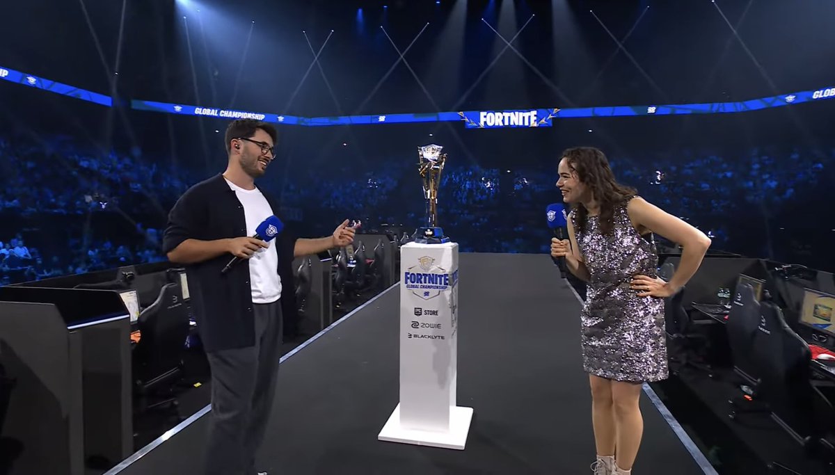 En 2018, on m’a parlé du cast pour la première fois. Je n’y connaissais rien… et en essayant, j’ai découvert une passion qui allait changer ma vie.

En 2021, j’ai eu la chance de devenir host et caster officiel de <a href="/FortniteFR/">Fortnite 🇫🇷 officiel</a>, c’était déjà incroyable. Une étape qui m’a permis de