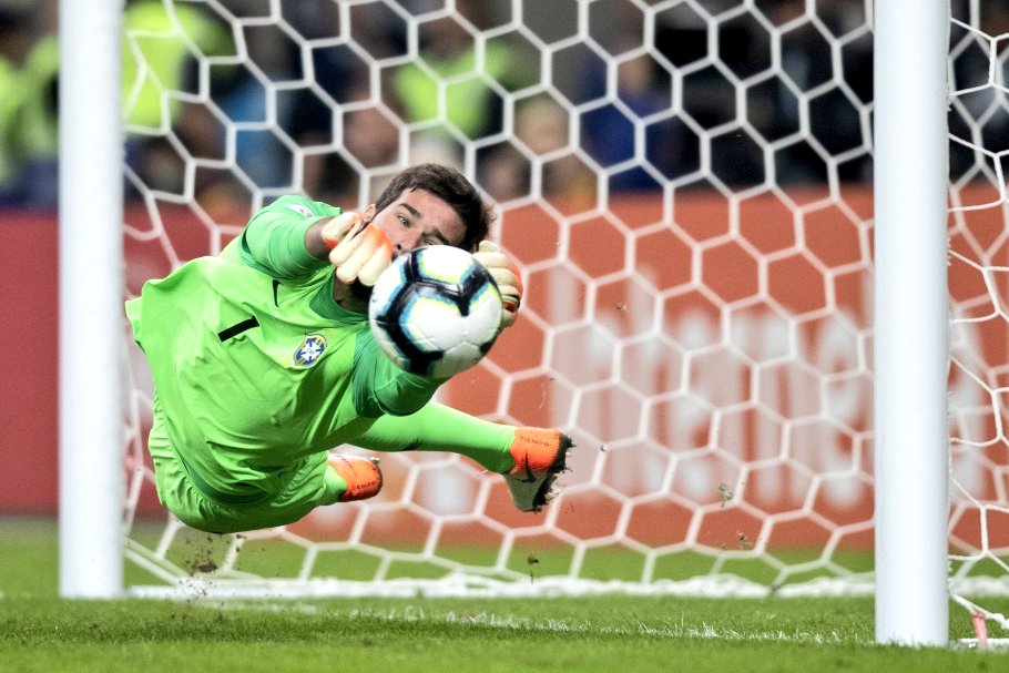 terciobrilhante's tweet photo. Sabe a Copa América de 2019, o único título da Seleção Brasileira em mais de 10 anos?

Só fomos campeões porque Alisson Becker foi herói nas quartas de final contra o Paraguai.

Culpar a crise da Canarinho no seu jogador mais regular é implicância sem sentido. https://t.co/KHMnNEaJQE