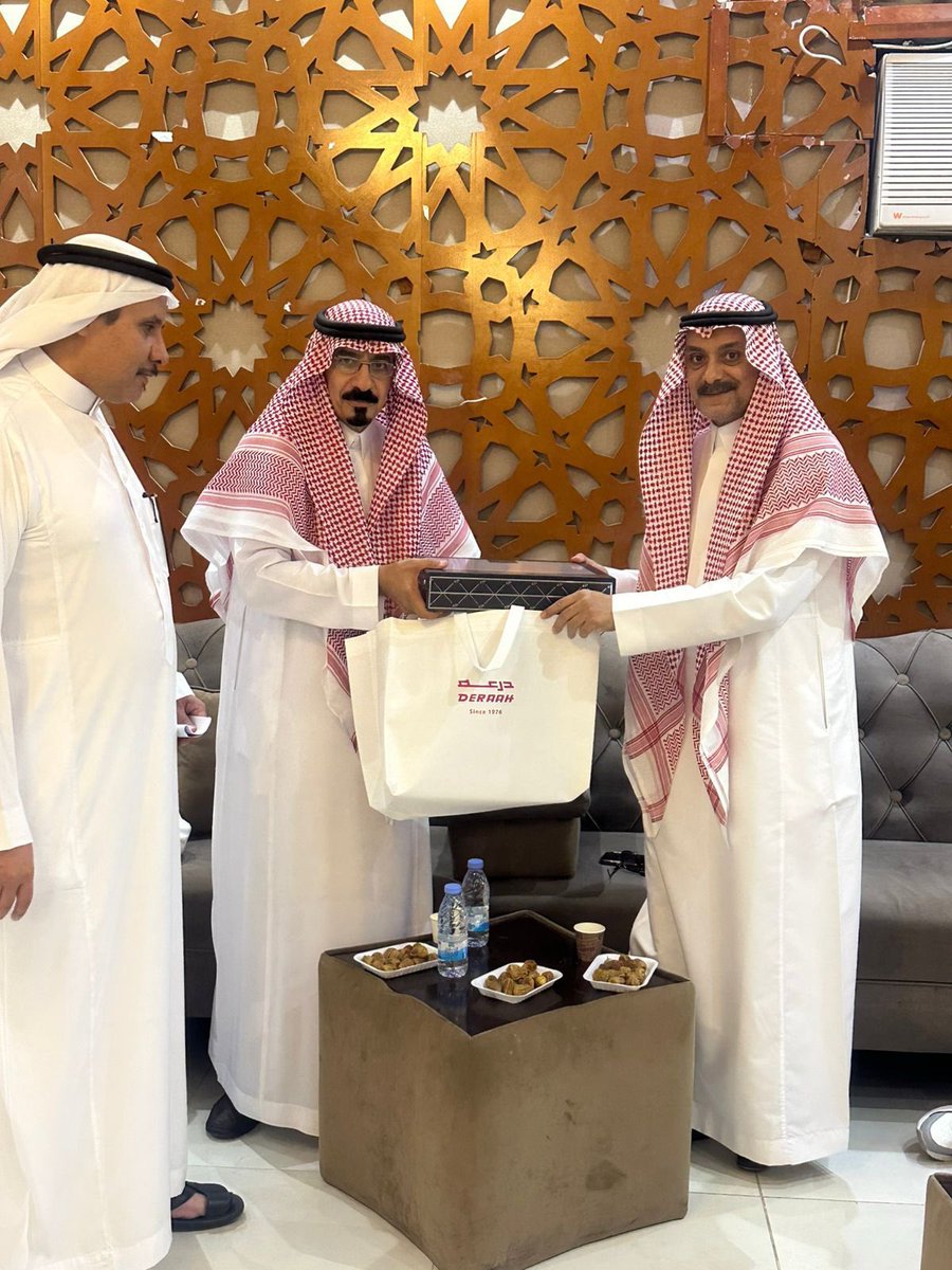 في ليلة تلألأت فيها معاني الوفاء …
تشرفت بالمشاركة في تكريم الأستاذ صالح زيدان البلوي بمناسبة إحالته للتقاعد،وذلك ضمن الحفل الذي أقامه منسوبو مدرسة البخاري الابتدائية بتبوك بهذه المناسبة. داعيا الله أن يجزيه خير الجزاء على ماقدمه طوال فترة عمله ، وأن يمنحه الصحة والعافية .