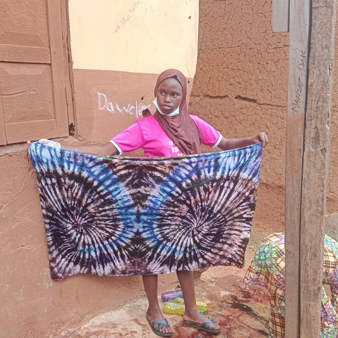 _chrysoliteng's tweet photo. The Adire(tie &amp; dye) trainees fully began the theoretical part of their class last Saturday and they were all very excited to display the colours and patterns they had created.

The upcycling trainees continued with their creation of no-sew bags from waste leather. https://t.co/NVoPs9I0Ll