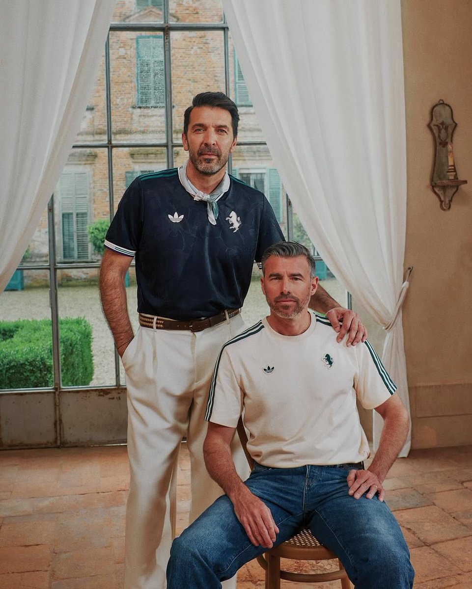 MundialMag's tweet photo. A monstrously sexy Juventus third shirt. Look at the old boys here. https://t.co/IQdo7rK6rO