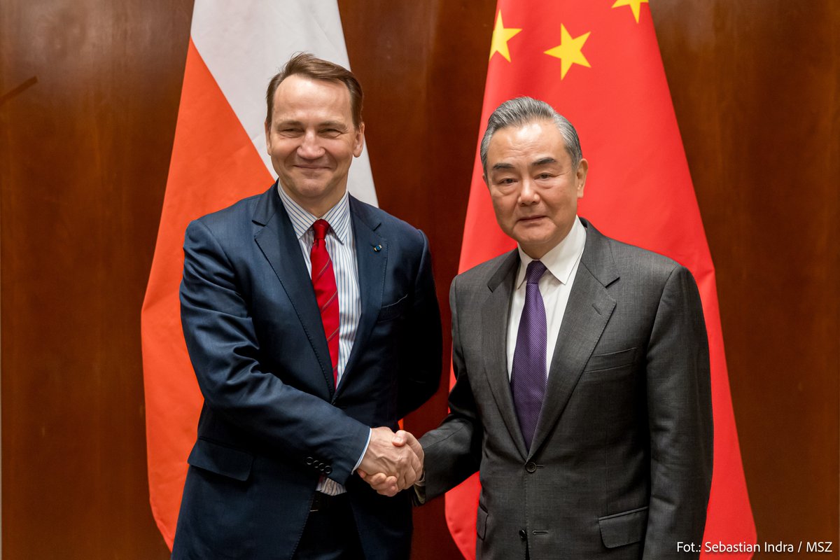 Sikorski- Wang w poniedziałek w Warszawie.

Jeśli pojawienie się rosyjskich dronów nad Polską nie wywoła żadnych zdecydowanych ruchów Donalda Trumpa i nadal będzie on prezentował ugodową i koncyliacyjną postawę wobec "Władimira", poniedziałkowe rozmowy Sikorski- Wang mogą bardzo