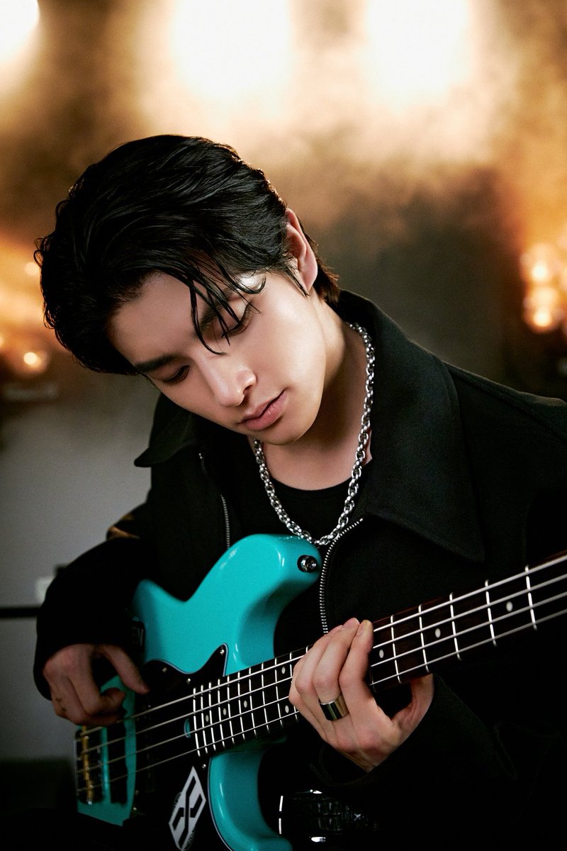 autumn15112's tweet photo. 🐺 I'd been wanting to properly learn how to play the bass again. i even got to shoot with it all day today. im not sure if i'll ever get to play the bass on stage but if i ever get the chance to practice, i'd love to show it to engenes someday
#JAKE #ENHYPEN #EN_BEHIND https://t.co/stpp3hIL62