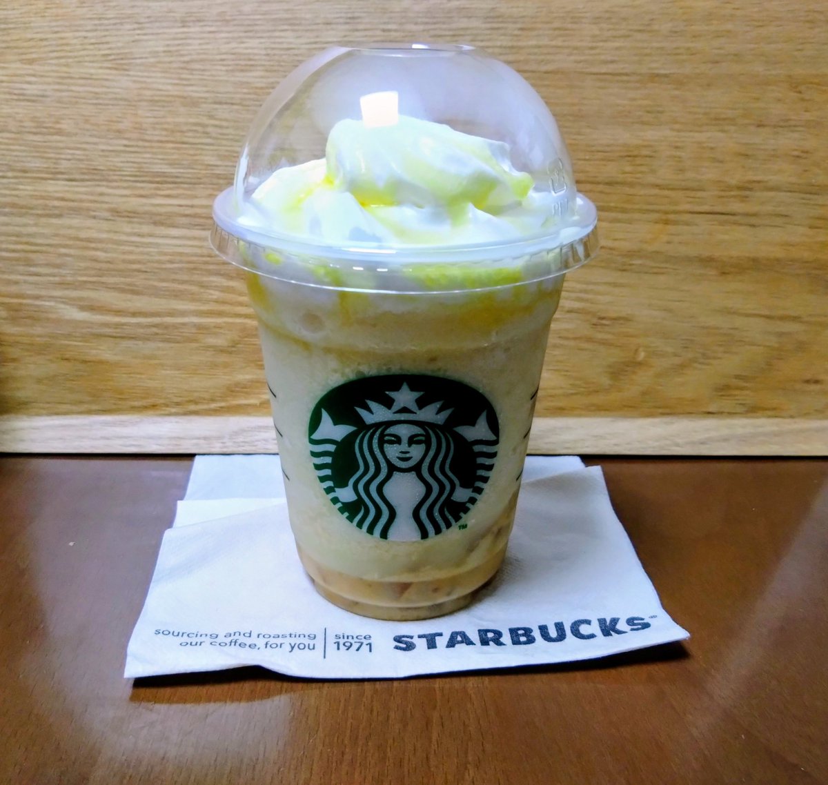 moonbow_coco's tweet photo. 今日は出社してきた💦
暑さでヘロヘロになり。
スタバに誘われ（笑）
洋梨フラペチーノを持ち帰り(^.^)
甘かったけど、洋梨好きだから美味しかった〜🎵

#スタバ
#洋梨生キャラメルフラペチーノ 
#暑いよ〜 https://t.co/oQsujOEzDa