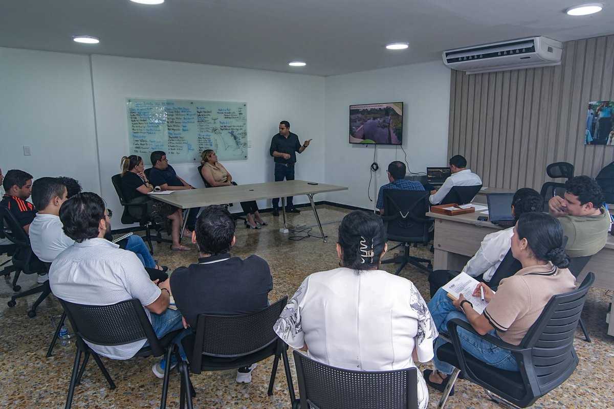 GobdelCesar's tweet photo. Iniciamos la etapa de socialización de la obra que le dará la cara al río Guatapurí, la Avenida del Río - Vía Paisajíistica Parque Guatapurí. 

Junto a autoridades de Valledupar, compartimos detalles de esta intervención, que permitirá, además, la protección ambiental , avance social e impulso turístico del sector de la margen derecha del afluente.

Las socializaciones se darán con todos lo sectores de la ciudadanía.