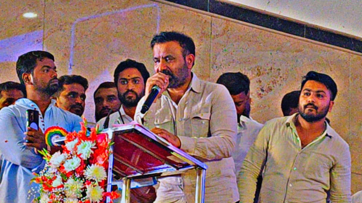 ಕೋಲಾರ ನಗರದ ಹೊರವಲಯದಲ್ಲಿರುವ ನಾರಾಯಣಿ ಕನ್ವೆಂನ್ಷನ್ ಹಾಲ್ ನಲ್ಲಿ ಕೋಲಾರ ಜಿಲ್ಲೆಯ ಅಸಂಘಟಿತ ವರ್ಗಗಳ ಕಾರ್ಮಿಕರಿಗೆ ಸ್ಮಾರ್ಟ್ ಕಾರ್ಡ್ ವಿತರಣೆ ಹಾಗೂ ಅರಿವು ಕಾರ್ಯಕ್ರಮಕ್ಕೆ ಚಾಲನೆ ನೀಡಿ ಮಾತನಾಡಿದೆ. 

ಸಮಾರಂಭದಲ್ಲಿ‌ ಶಾಸಕರಾದ ಶ್ರೀ ಜಿ ಮಂಜುನಾಥ್, ಶ್ರೀ ಎಸ್ ಎನ್ ನಾರಾಯಣಸ್ವಾಮಿ, ಶ್ರೀ ಕೆ ವೈ ನಂಜೇಗೌಡ, ವಿಧಾನ ಪರಿಷತ್ ಸದಸ್ಯರಾದ