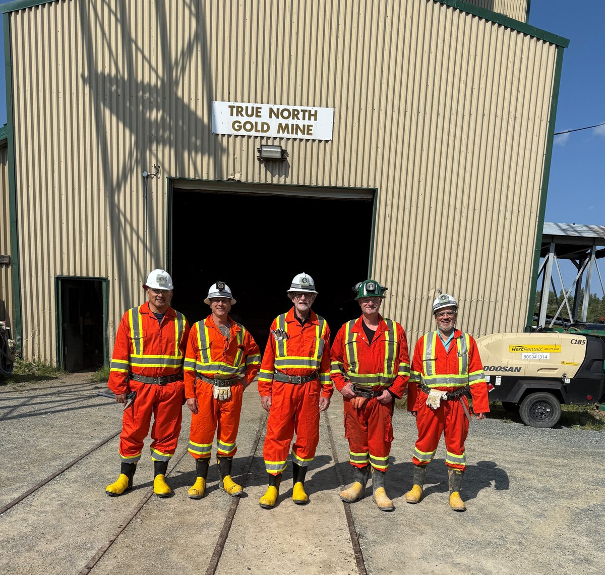 1911goldcorp's tweet photo. Excited to welcome Sam Bates as 1911 Gold’s new Mine Superintendent! 👷♂️ With Red Lake & start-up experience, Sam strengthens our team as we advance the True North Mine.
📸 With the Geo Team and also Eric Vinet & Joon Kim.
#1911Gold #GoldMining #AUMB #AUMBF https://t.co/vDEtqGGLXo