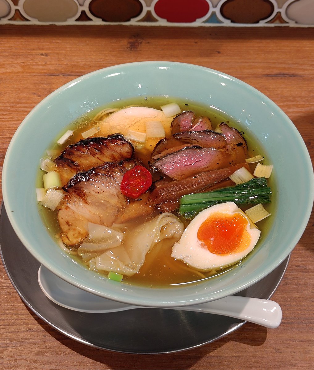 静岡県焼津市
麺創房LEO
黄金
今日の暑さの中で自転車乗ったらやはりコレ
いつもより叉焼多め、サービスかな？
このボリュームたっぷりの叉焼を喰らい、かき分けて麺を啜り、スープを飲み下す
美味いッ……なにもかもが美味いッ……
うーまーいーぞーーーー！！