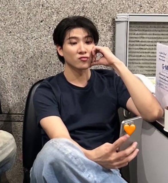 diimpleboyy's tweet photo. khaotung should wear a black top everyday because 🫠🫠 https://t.co/zjETKgSgZt