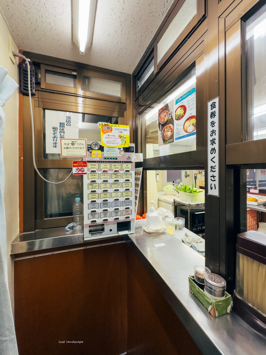 last_landscape's tweet photo. 塩尻駅の日本一狭い駅そば「そば処 桔梗」。実は改札内外どちらにも立ち食いスペースがあるが、改札内側は滞在人数2名が限界。日本が誇る蕎麦の本場・長野県は蕎麦屋の店舗数も日本一と言われている。駅で食べると一段と美味しく感じるのは不思議なもの。#塩尻市 https://t.co/04WndyPfYi