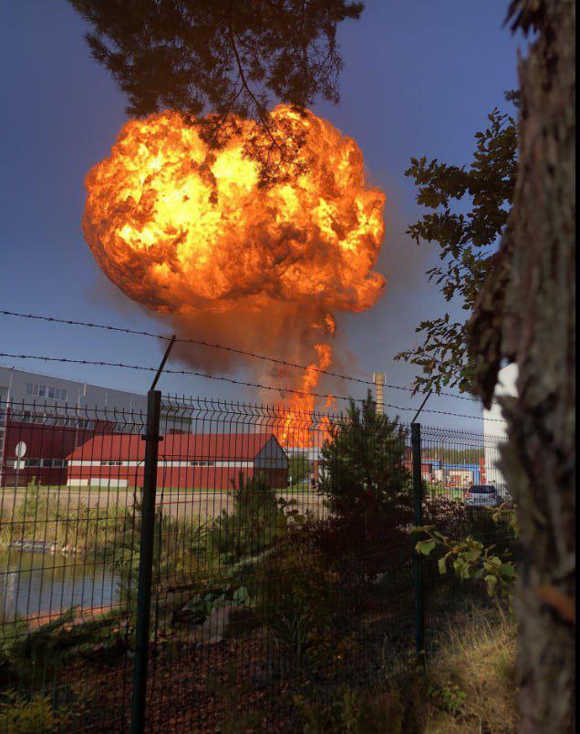 BREAKING:

Explosion at the railway in Vilnius, Lithuania. Reportedly, a liquified gas filling station is on fire.

According to the general commissioner, one person was injured. 

It is reported that the Kaliningrad transit train has been stopped due to the incident.

🇱🇹