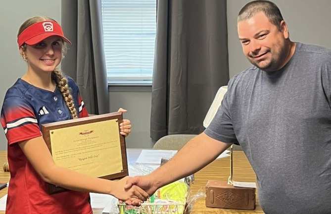 15MinutesOnline's tweet image. Sept. 9 was proclaimed "Reagan Bills Day" in #Paddon. Here, the world champ is congratulated by Mayor Julio (Yes, #Paddon has mayor who is one-named, like Prince or Madonna.)