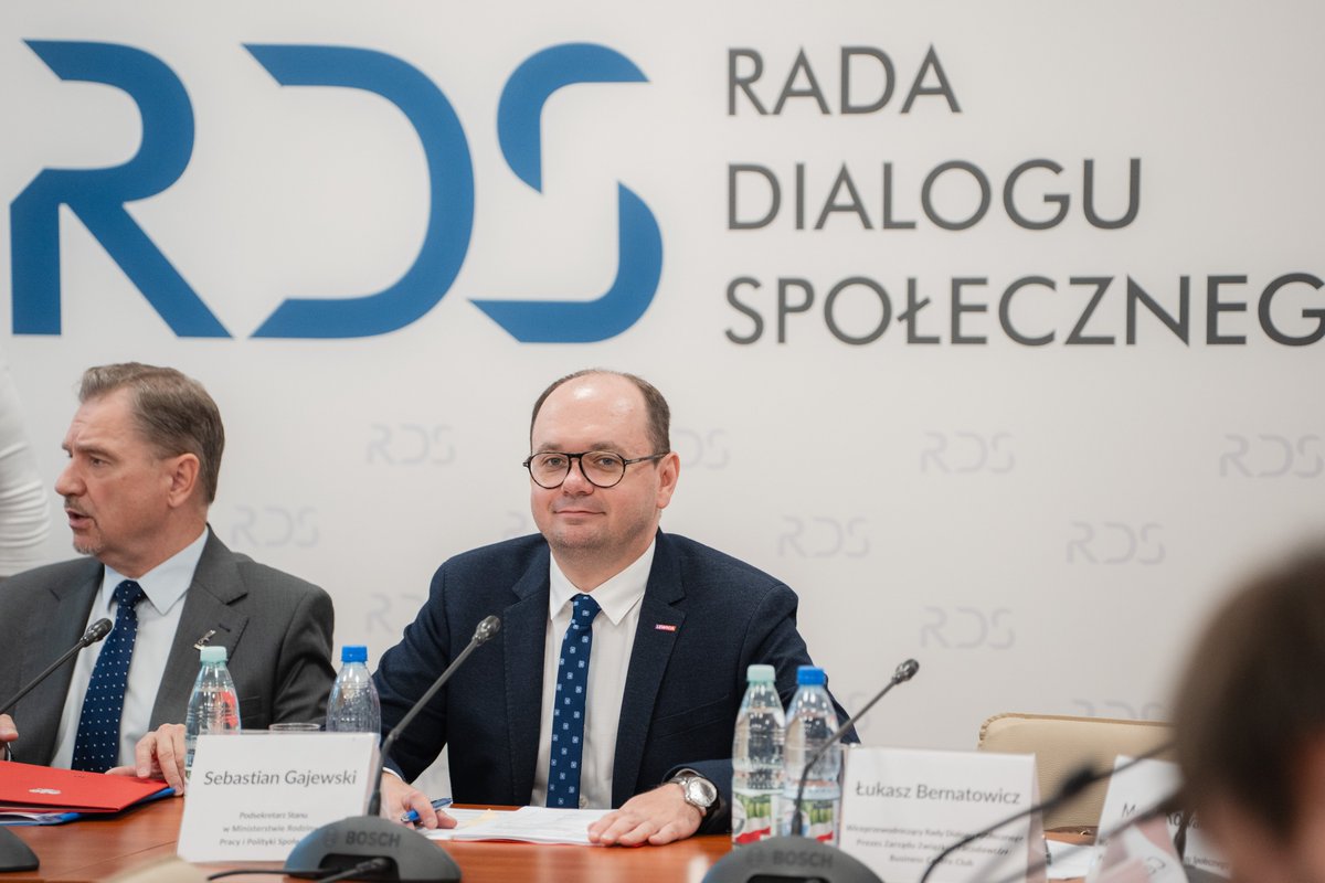 MRPiPS_GOV__PL's tweet image. 📸 Wiceminister Sebastian Gajewski wziął udział w posiedzeniu plenarnym #RadaDialoguSpołecznego w #Warszawa.

ℹ️ #RDS to najważniejsza instytucja krajowego dialogu społecznego w Polsce 🇵🇱 Do października ub. r. funkcję przewodniczącej Rady pełniła Ministra Agnieszka