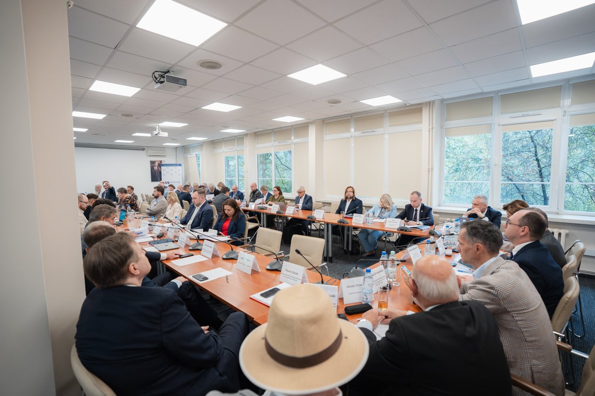 MRPiPS_GOV__PL's tweet image. 📸 Wiceminister Sebastian Gajewski wziął udział w posiedzeniu plenarnym #RadaDialoguSpołecznego w #Warszawa.

ℹ️ #RDS to najważniejsza instytucja krajowego dialogu społecznego w Polsce 🇵🇱 Do października ub. r. funkcję przewodniczącej Rady pełniła Ministra Agnieszka