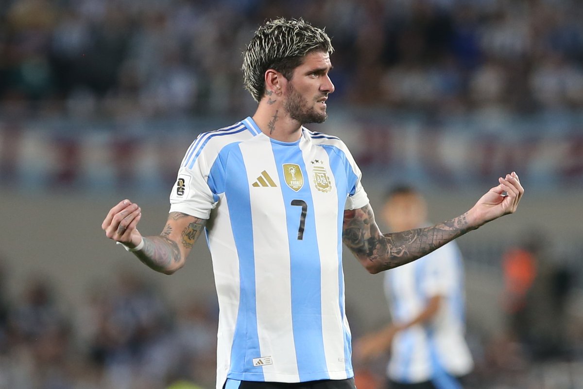 juampireynoso's tweet photo. Cuando en algunos años, sentados en la mesa de un bar con amigos, hablemos de la Selección que armó Scaloni, nos pondremos de pie al nombrarlo. 80 partidos. Juega para los que saben de esto. Rodrigo De Paul. https://t.co/LVSAux6AQM