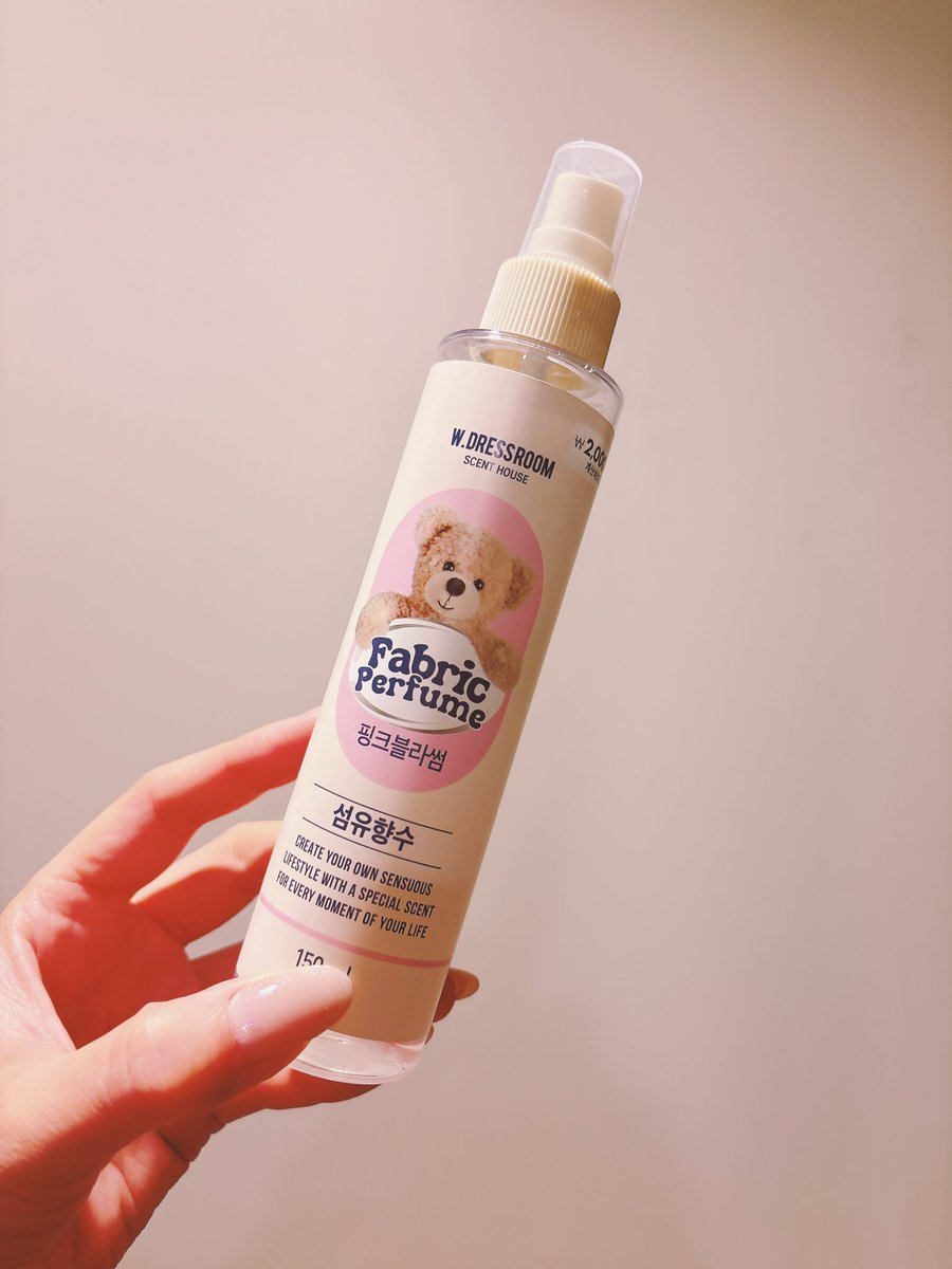 韓国ダイソーで売ってたこのファブリックミストが超いい香りで大正解すぎた🙆‍♀️オリヤンでも売ってるW.DRESSROOMとのコラボなのかな? 宿泊先で使いたくて正直期待せず買ったけど、予想外にめっっっちゃいい香り！2000Wでパケも可愛くて、もっと大量買いすれば良かった...