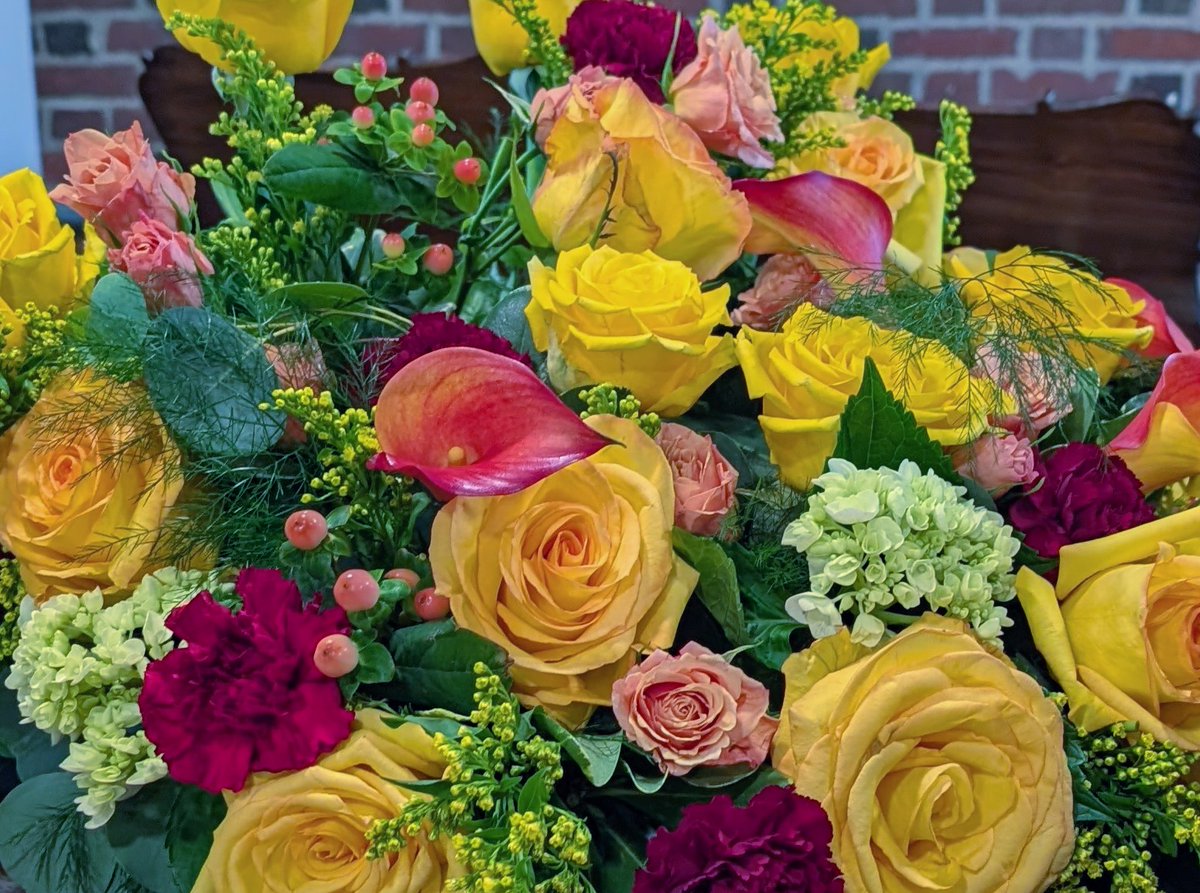 billiesucher's tweet photo. 🌱 Said One Rose to The Others: Do you know that yellow roses primarily symbolize #friendship, joy, and happiness?
#CelebrationOfLife
#RoseWednesday
#LovingMemory https://t.co/UEQJKAhOQp