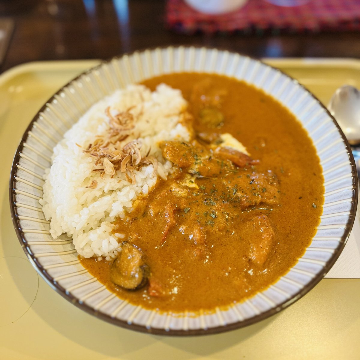 今日の休憩時間はサウナに使うコーヒー豆の仕入れを兼ねて地球舎さんに行きました！
バターチキンカレー、うんまっ👀
食後のアイスコーヒー飲みながら予定よりのんびりしてしまったー。居心地が良いからつい🤦
バスクチーズケーキも美味しそうだったな…🥺